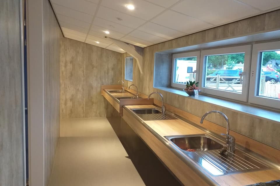 Camping Het Scharrelnest  - Innenansicht des Sanitärgebäudes