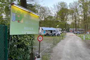 Camping Het Swinnenbos - Willkommen auf dem Campingplatz. Einfahrt mit Blick auf die Standplätze