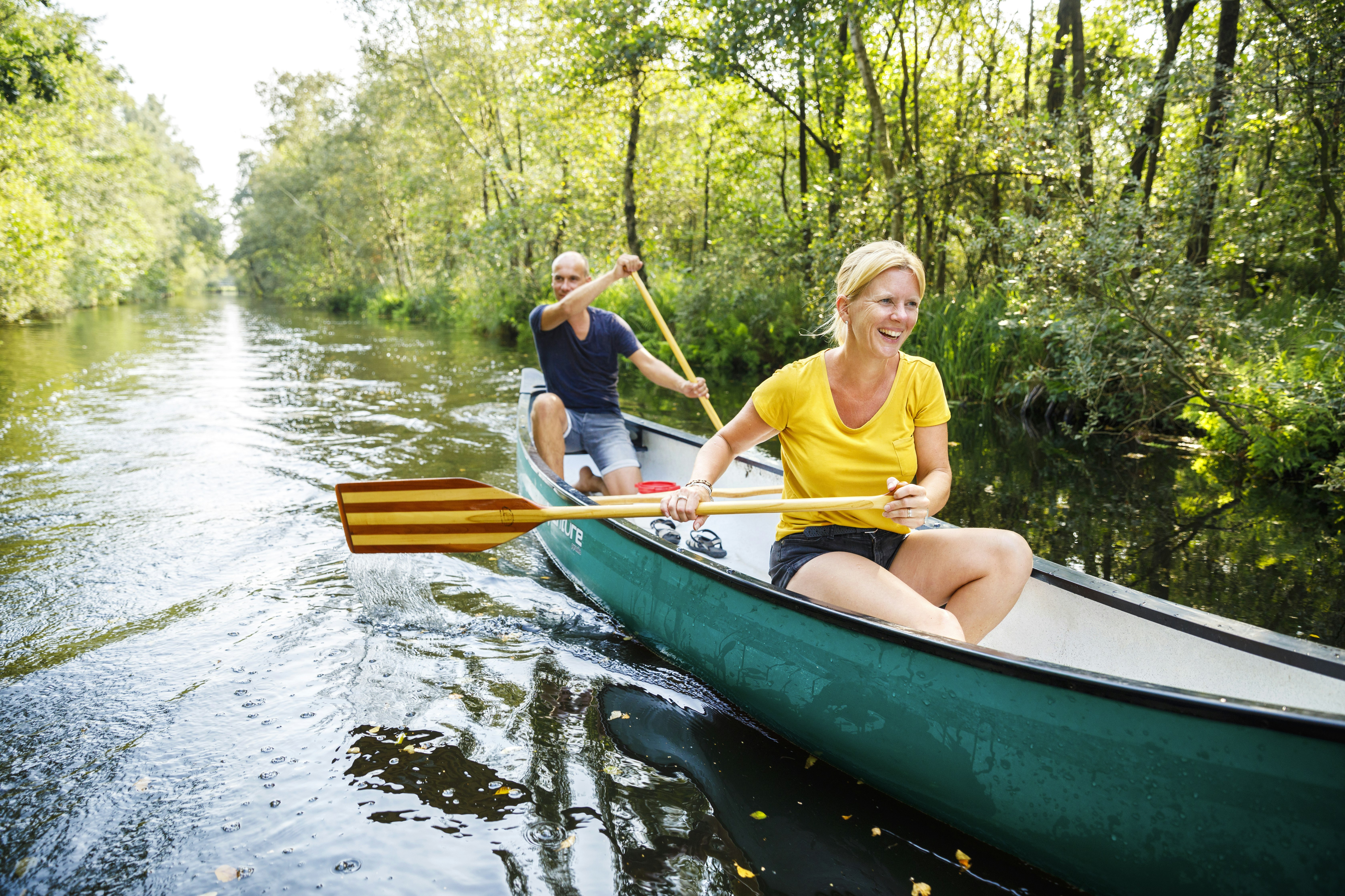 Camping Het Waterhoentje - Camper fahren Kanu auf dem Bach