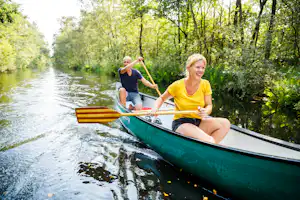 Camping Het Waterhoentje - Camper fahren Kanu auf dem Bach
