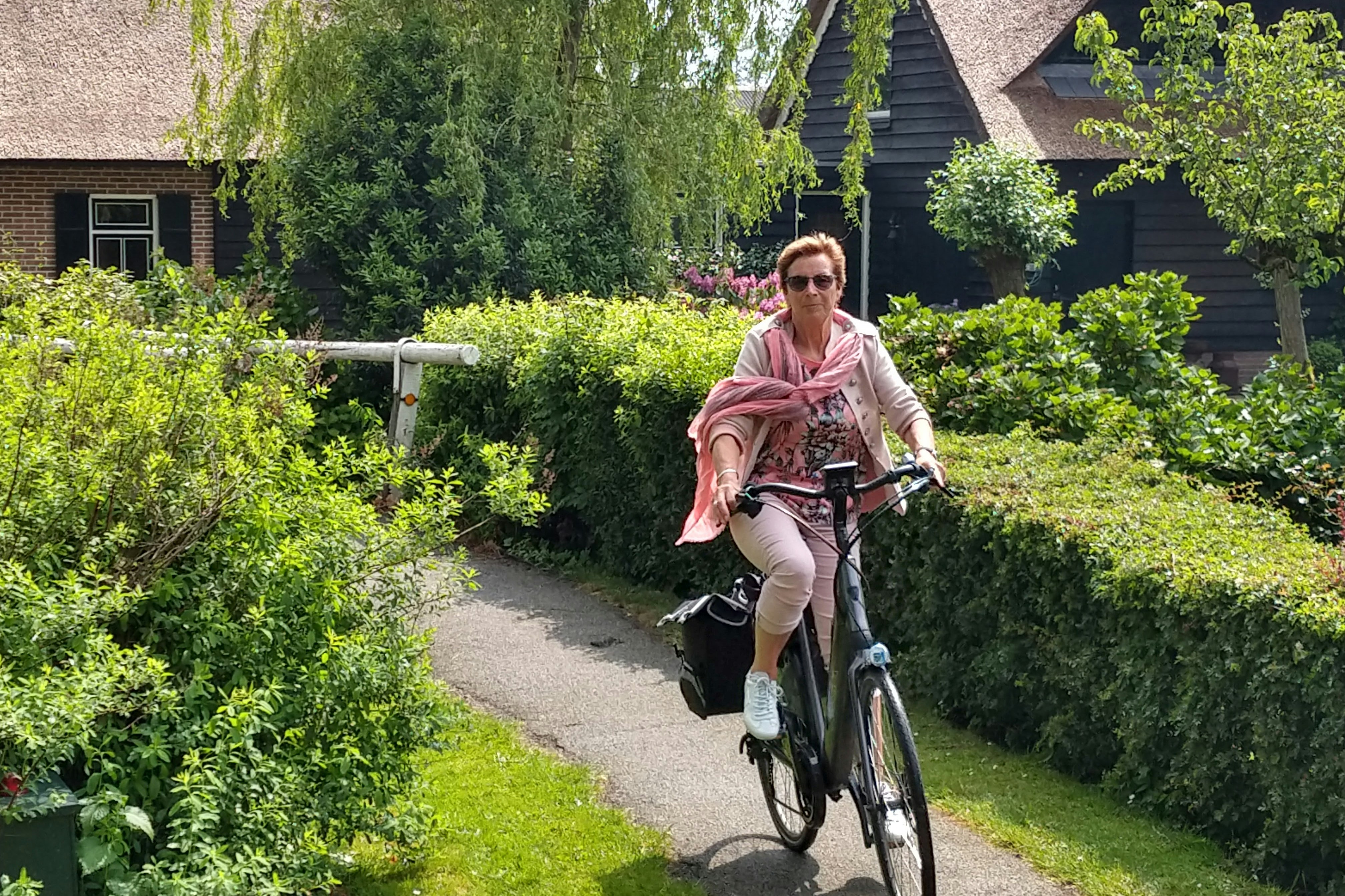 Camping Het Waterhoentje - Camperin beim Fahrradfahren in der Umgebung des Campingplatzes
