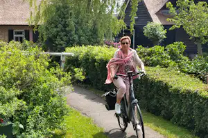 Camping Het Waterhoentje - Camperin beim Fahrradfahren in der Umgebung des Campingplatzes