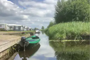 Camping Het Waterhoentje - Standplätze direkt am Ufer des Flusses