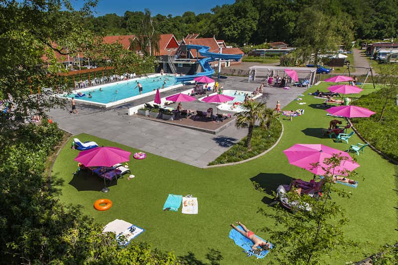 Camping Het Winkel - Der Swimmingpool und die Liegewiese mit Liegestühlen und Sonnenschirmen
