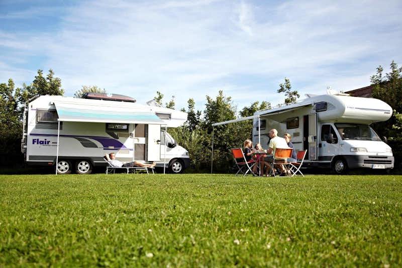 Camping Hindeloopen - Wohnmobile auf dem Campingplatz mit Campern die davor sitzen
