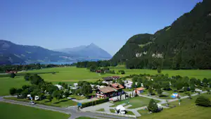 Camping Hobby (3) - Campingplatz Luftaufnahme mit Blick auf die Berglandschaft