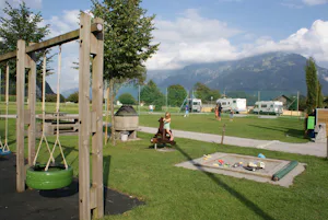 Camping Hobby (3) - Spielende Kinder auf dem Spielplatz des Campingplatzes