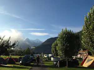 Camping Hobby - Campingplatzanlage mit Blick auf die Berge