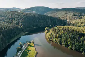 Camping Höllensteinsee - Luftaufnahme des Campingplatzes am See