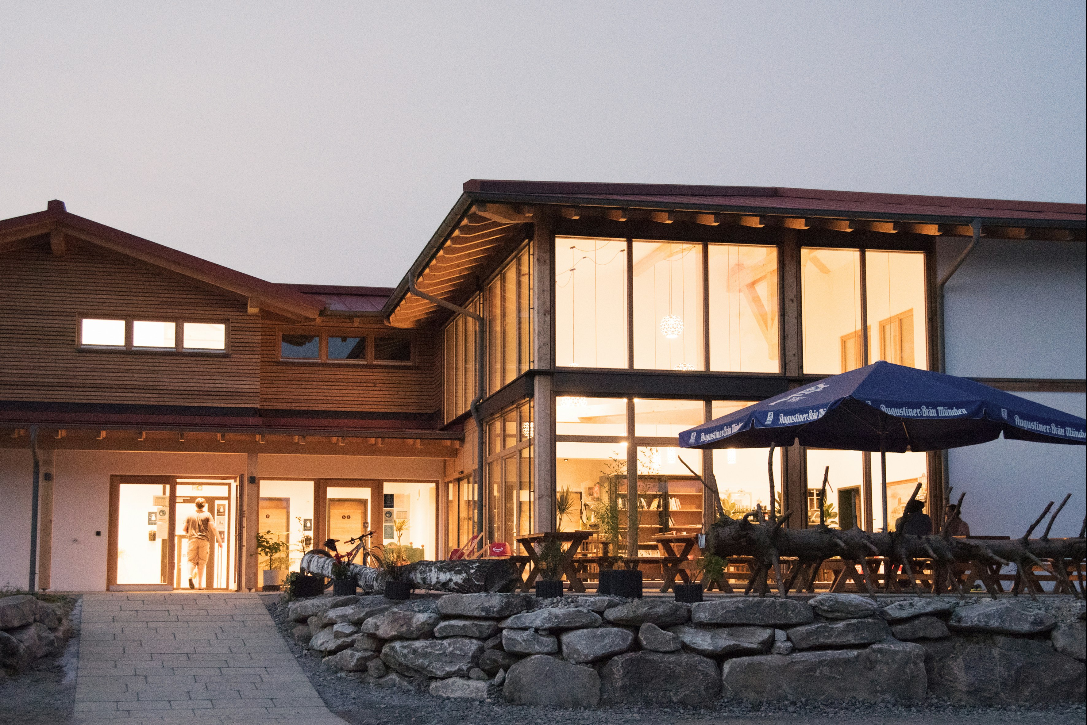 Camping Höllensteinsee  - Servicegebäude mit Terrasse auf dem Campingplatz