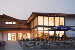 Camping Höllensteinsee - Servicegebäude mit Terrasse auf dem Campingplatz