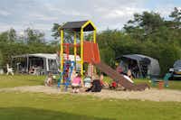 Camping Hoeve aan den Weg - Kinderspielplatz vor den Stellplätzen