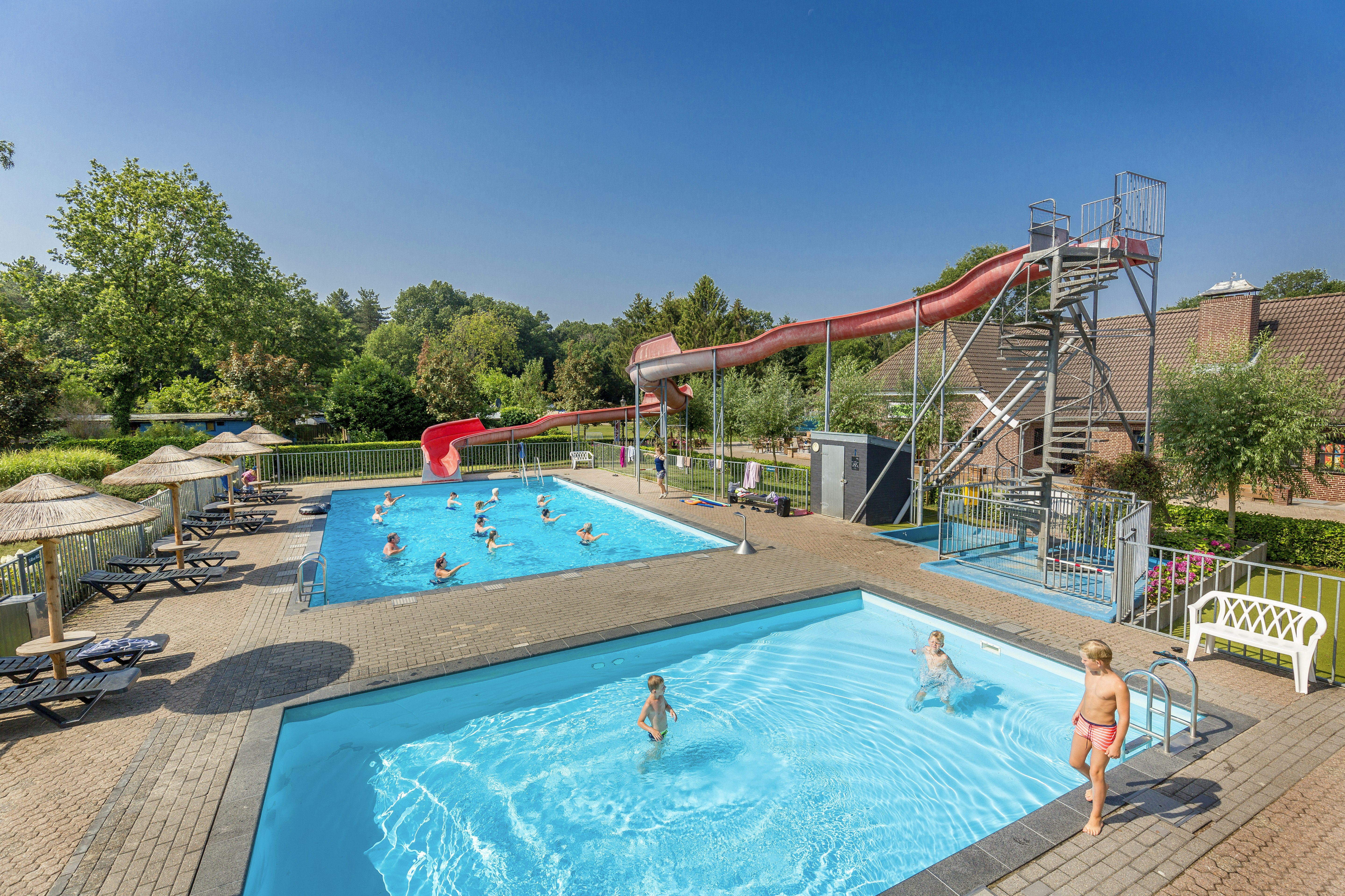 Camping Hoeve De Schaaf - Campingplatz mit Pool,Wasserrutsche, Liegestühlen und Sonnenschirmen