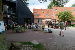 Camping Hoeve Springendal - Gäste auf der Außenterrasse