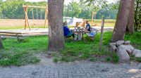 Camping Hoeve Springendal - Picknickbänke vor dem Kinderspielplatz