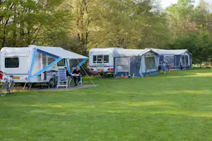 Camping Hoeve Springendal - Wohnmobil- und Wohnwagenstellplätze auf der Wiese