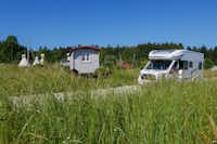 Camping Hofgut Hopfenburg  - einfahrendes Wohnmobil auf den Campingplatz entlang der Mobilheime im Grünen