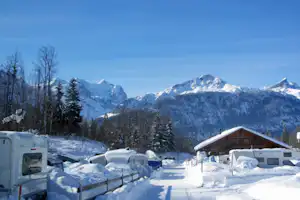 Camping Hofstatt-Derfli - Wohnwagenstellplatz im Winter auf dem Campingplatz