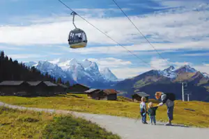 Camping Hofstatt-Derfli - Bergwiesen, Berge und Gondel in Nähe des Campingplatzes