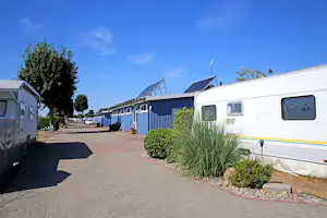 Camping Hohe Leuchte - Sanitärgebäude in der Nähe vom Stellplatz auf dem Campingplatz