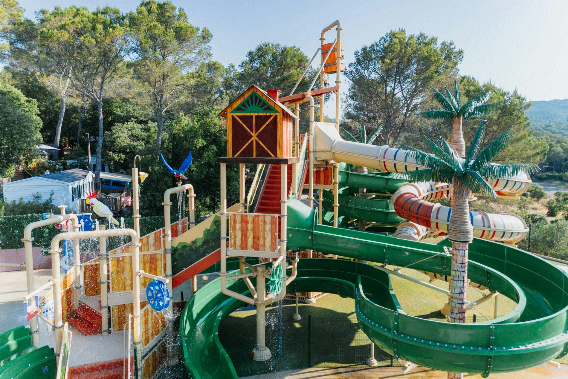 Yelloh! Village Holiday Green  - Rutschen im Wasserpark des Campingplatzes