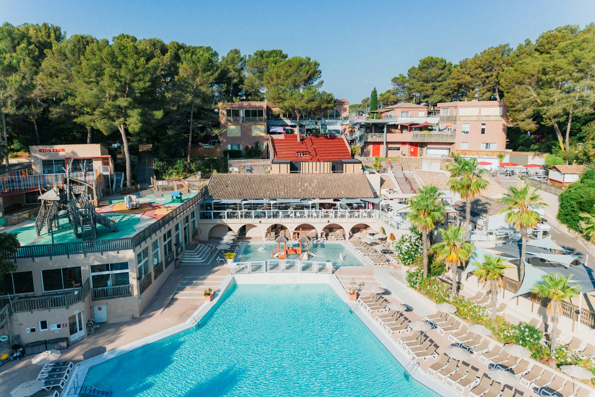 Yelloh! Village Holiday Green - Luftaufnahme des Freibades auf dem Campingplatz