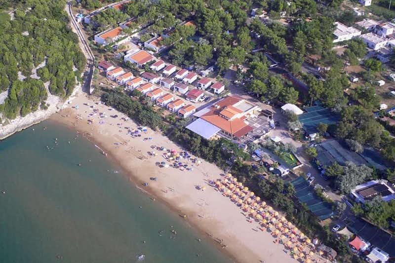 Camping Holiday Village - Luftaufnahme auf den Campingplatz, den Strand und das Meer