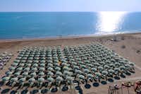 Camping Holiday  -  Strand vom Campingplatz am Adriatischen Meer aus der Vogelperspektive