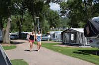 Camping Holländischer Hof - Campingbereich für Zelte, Wohnwagen und Mobilheime im Schatten der Bäume
