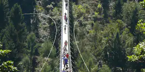 Camping Holländischer Hof - Gäste gehen über die Brücke