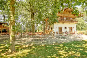 Camping Holmernhof - Biergarten mit Terrasse unter den Bäumen
