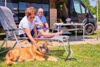 Camping Holmernhof - Gäste mit Hund entspannen auf ihrem Stellplatz