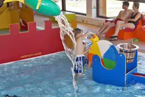 Camping Hopfensee - Gäste im Hallenbad am Kinderbecken auf dem Campingplatz