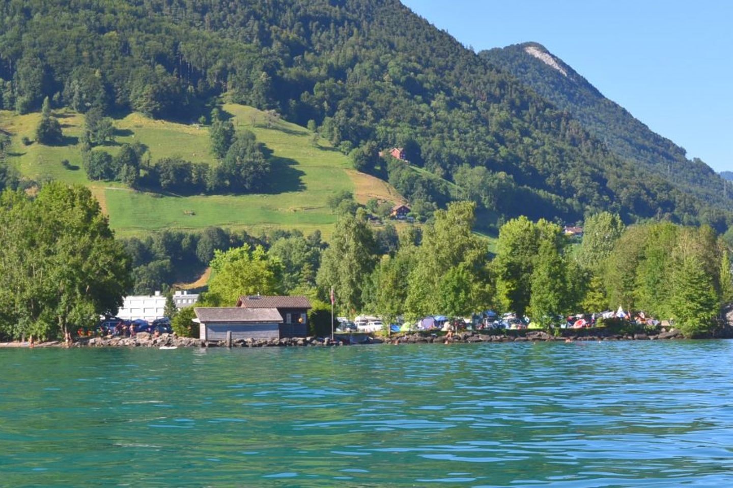 Camping Hopfräben - Campingplatz am Ufer mit Blick auf die Berge