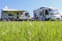 Camping Houtum  -  Camper am Wohnwagen und am Wohnmobil auf dem Stellplatz vom Campingplatz auf grüner Wiese