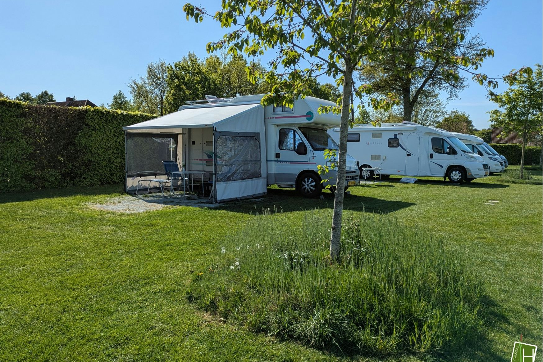 Camping Houtum - Wohnmobil- und Wohnwagenstandplätze auf der Wiese