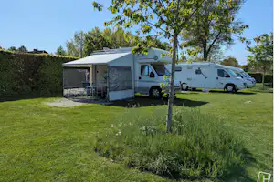 Camping Houtum - Wohnmobil- und Wohnwagenstandplätze auf der Wiese
