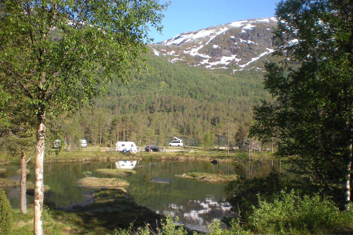Camping Hov Hyttegrend - Blick auf Wohnwagenstellplätze vom Campingplatz in norwegischen Fjordlandschaften
