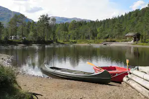 Camping Hov Hyttegrend - Boote am Seeufer für Gäste auf dem Gelände vom Campingplatz
