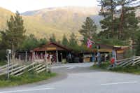 Camping Hov Hyttegrend - Einfahrt ins Gelände vom Campingplatz mit Blick auf die Berge