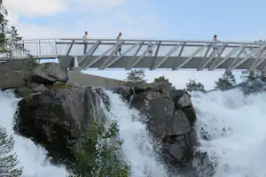 Camping Hov Hyttegrend - Gäste vom Campingplatz spazieren am Wasserfall-Stieg in der Umgebung vom Campingplatz