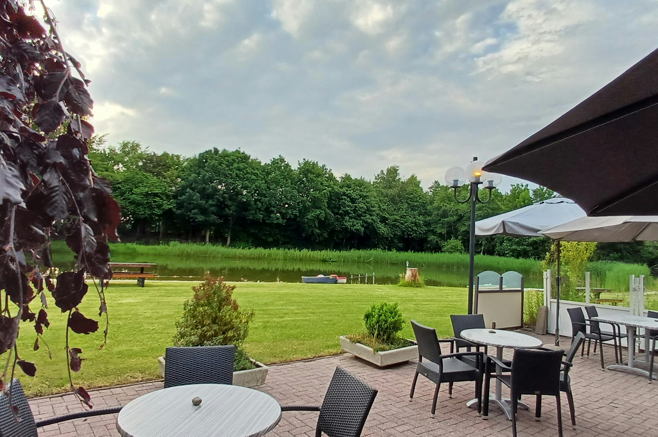 Camping Hunze Bulten  - Restaurant mit Terrasse auf dem Campingplatz