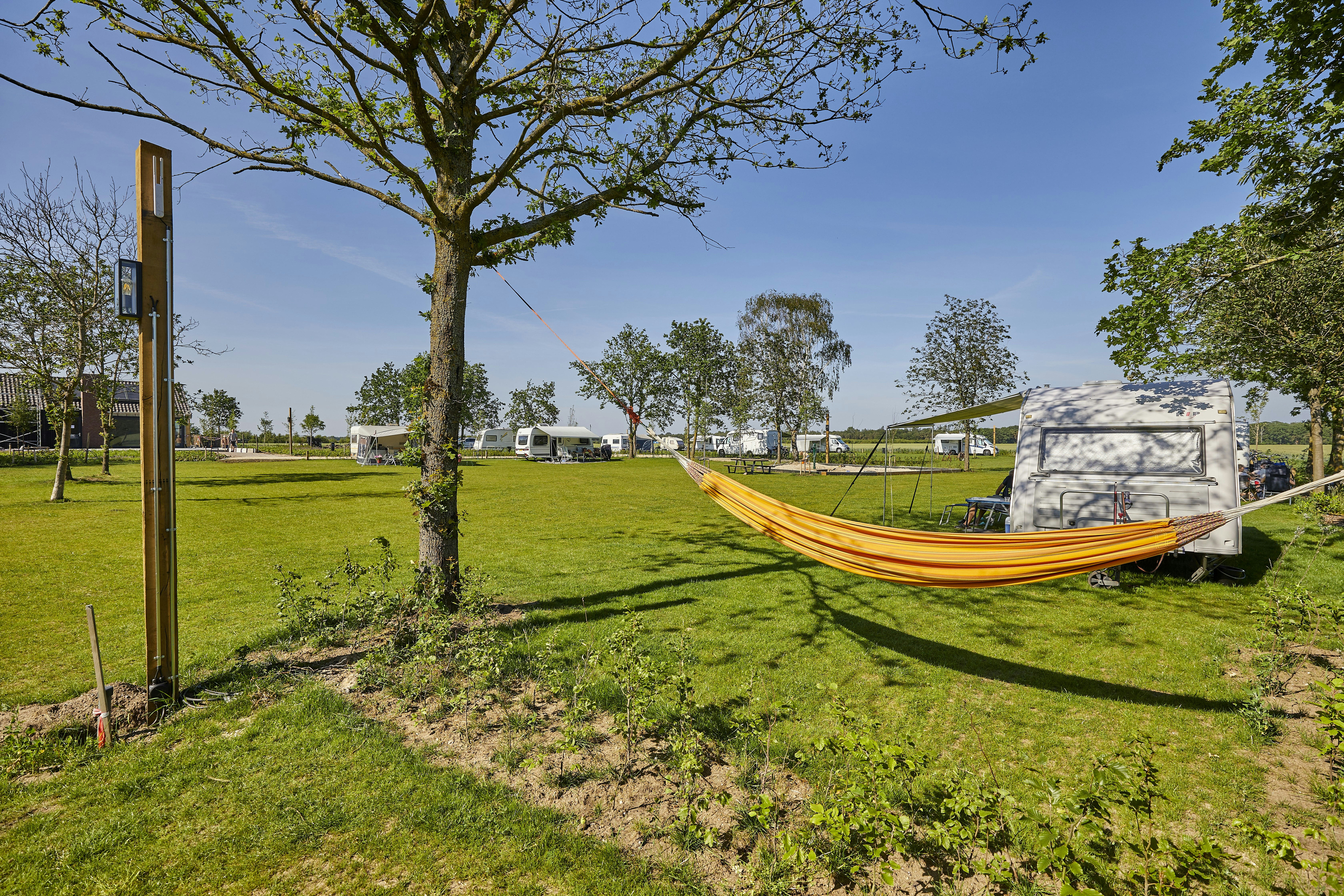 Camping Hygge - Hängematte an einem Stellplatz