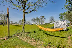 Camping Hygge - Hängematte an einem Stellplatz