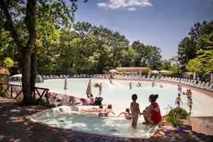 Camping i Pini - Gäste liegen am Pool in der Sonne