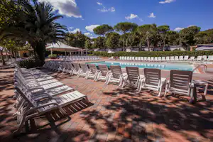 Camping i Pini - Pool mit Liegestühlen und Sonnenschirmen auf dem Campingplatz