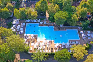 Camping I Tre Moschettieri - Campingplatz mit Pool, Wasserrutsche, Liegestühlen und Sonnenschirmen
