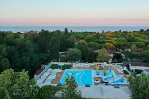 Camping I Tre Moschettieri - Luftaufnahme des Campingplatzes mit Pool