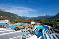 Camping Idéal  -  Pool vom Campingplatz mit Wasserrutschen und Blick auf die Berge