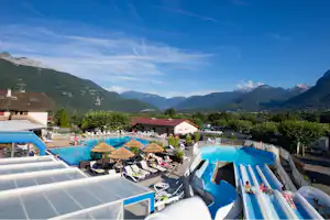 Camping Idéal - Pool vom Campingplatz mit Wasserrutschen und Blick auf die Berge